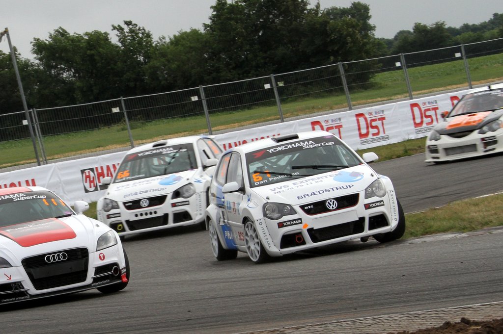 Dan Pedersen fra team Brædstrup Racing er på vej frem i feltet, men desværre satte et uheld i heat 2 en stopper for hans succes denne weekend
(Foto: Keld Dohm)